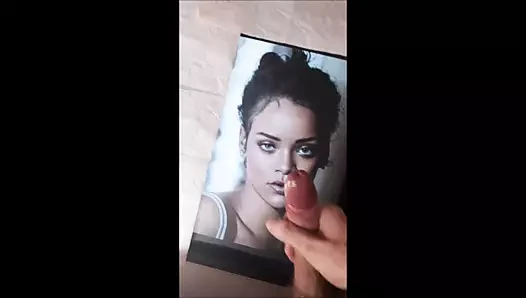 Rihanna boşalıyor