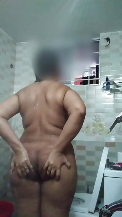 Fată desi cu țâțe mari făcând duș