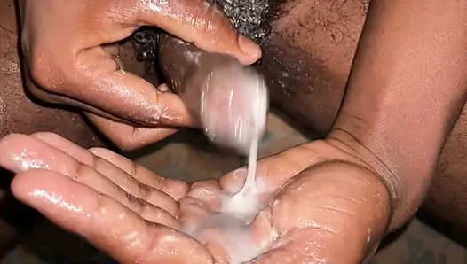 Pria usia 18 tahun tidak puas dalam masturbasi. Cowok ini pengen memek sempitnya banyak. Untuk ngentot