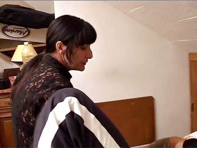 Зріла брюнетка грає з двома хлопцями