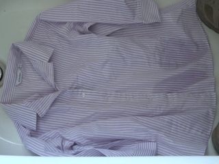 Писяє на фіолетову смугасту шкільну блузку
