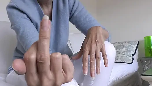 Elegante Sommerhände und lange Fingernägel, Präsentiert von Lady victoria Valente