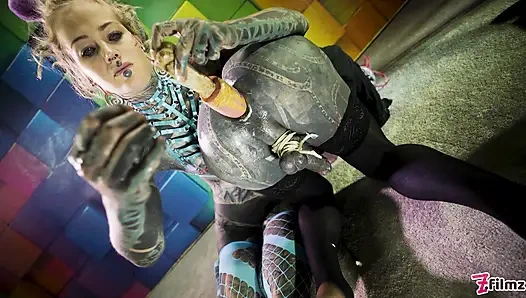 Trans lily lu si cewek bertato dengan tubuh semok lagi asik di-fisting