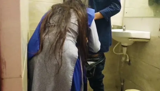 Индийская студентка в ванной H.O.D.