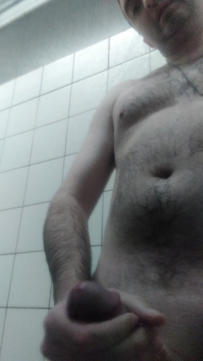 女性に自分のチンコを見せびらかすなんて。