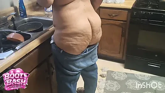 JAMAL ANAL KING FILMS ANAL QUEEN DAILY SO YOU CAN SEE HER PHAT JUICY ASS