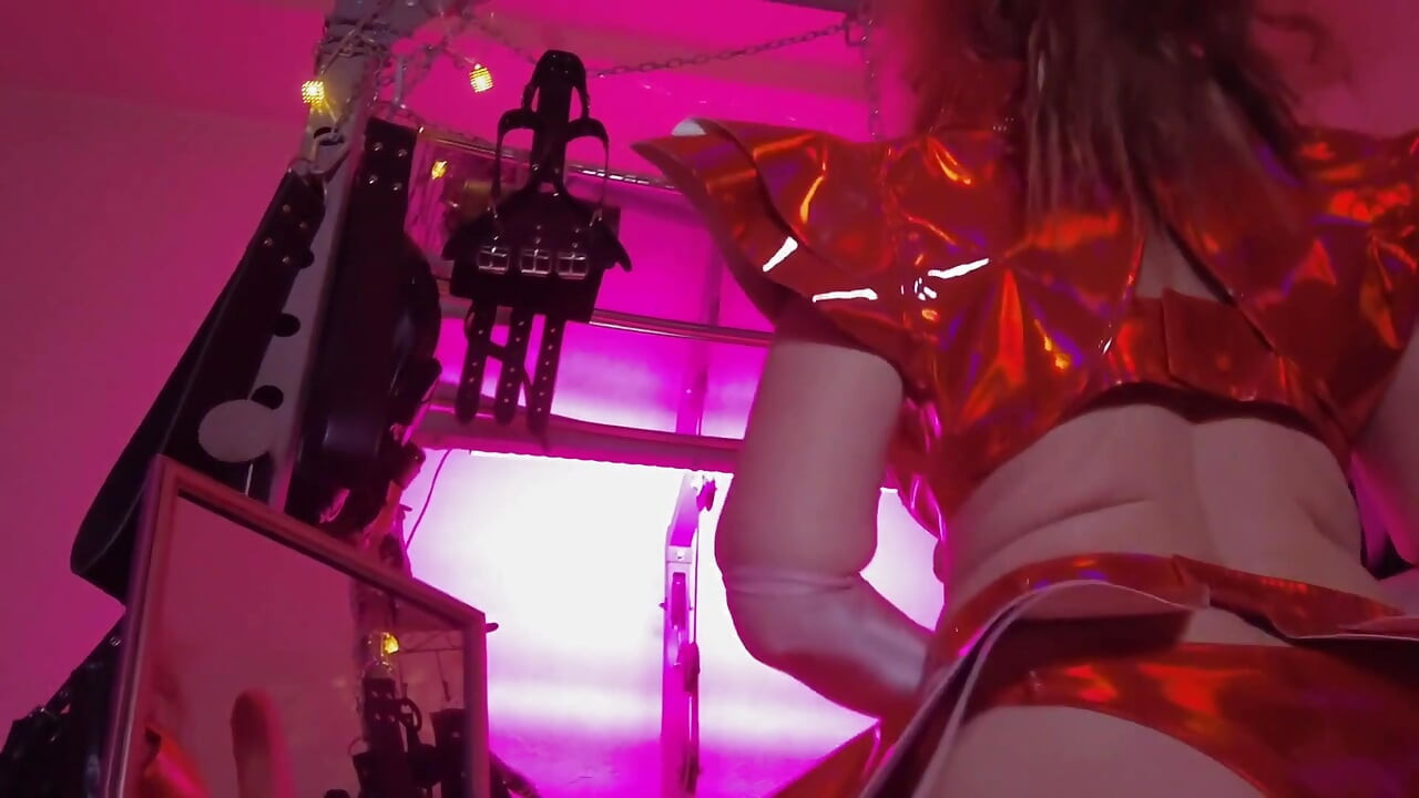 นายหญิง Eva เครื่องรางลาเท็กซ์ Domina หญิงเป็นใหญ่ รองเท้าบูททองคําตูดใหญ่ BDSM เดี่ยว