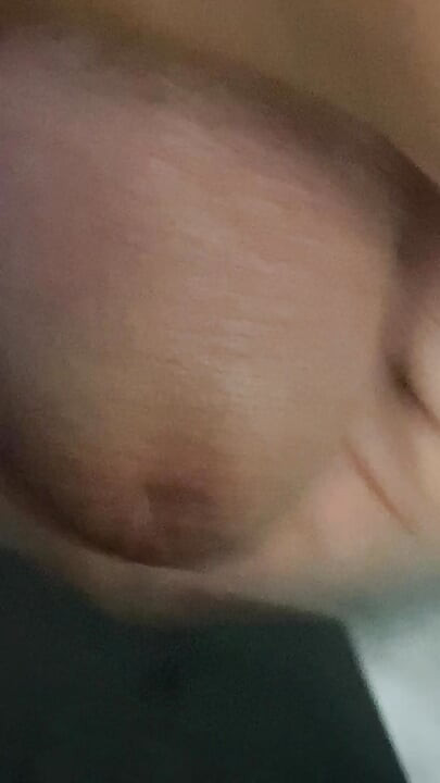 In the bathroom, there was a cock that was getting an erection, only knowing how to endure it, not having to do it