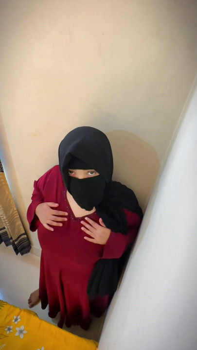 Sex arab cu fată mare și frumoasă în camera de hotel