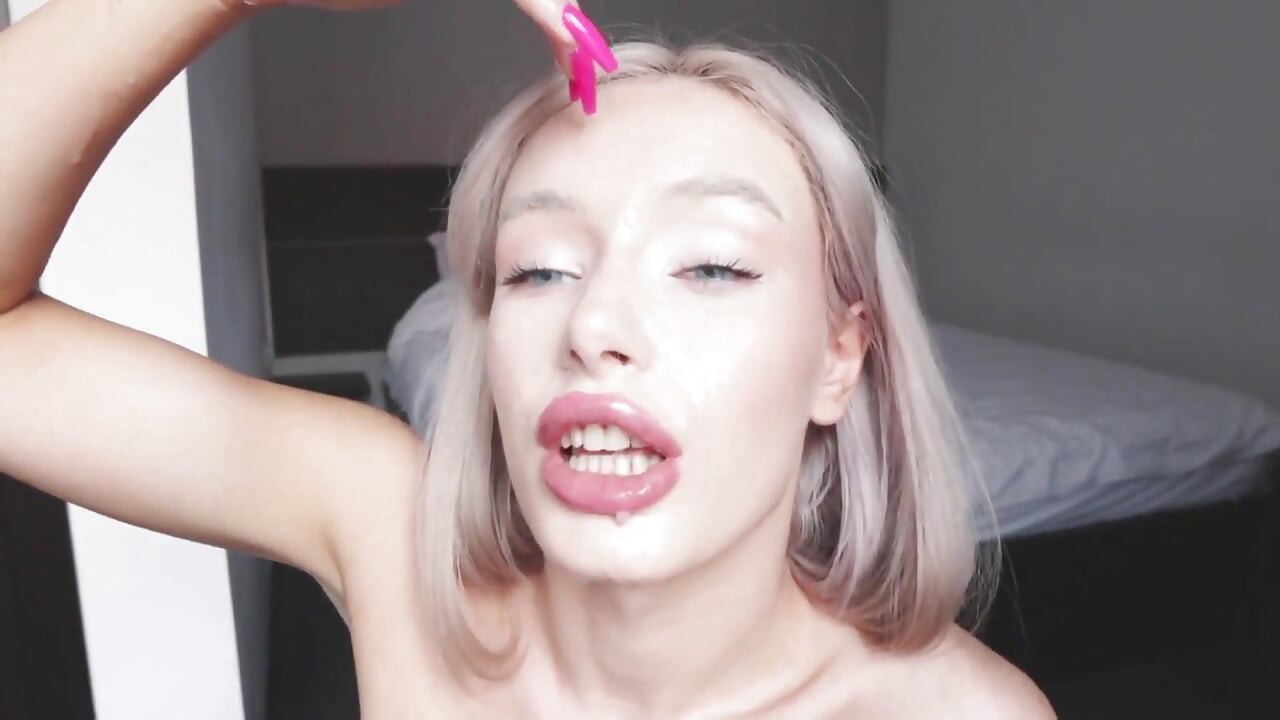 Megbassza a torkom és arcon köp. Bújj rám