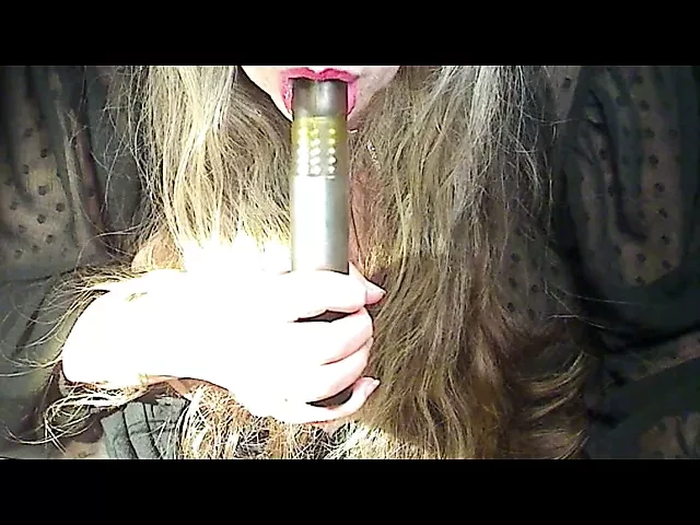 Une taquine avec mon ambiance, mes seins et mon rouge à lèvres