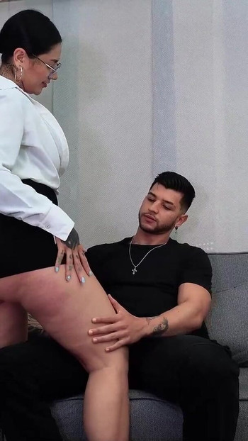 Zadivljujući trenutak iz "Učiteljica CULONA jebe svog napaljenog učenika i dobiva šok u lice"