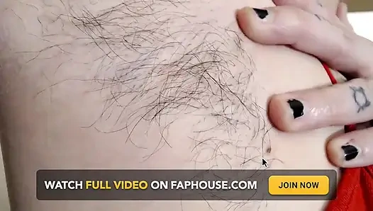 Длинные темноволатые подмышки крупным планом