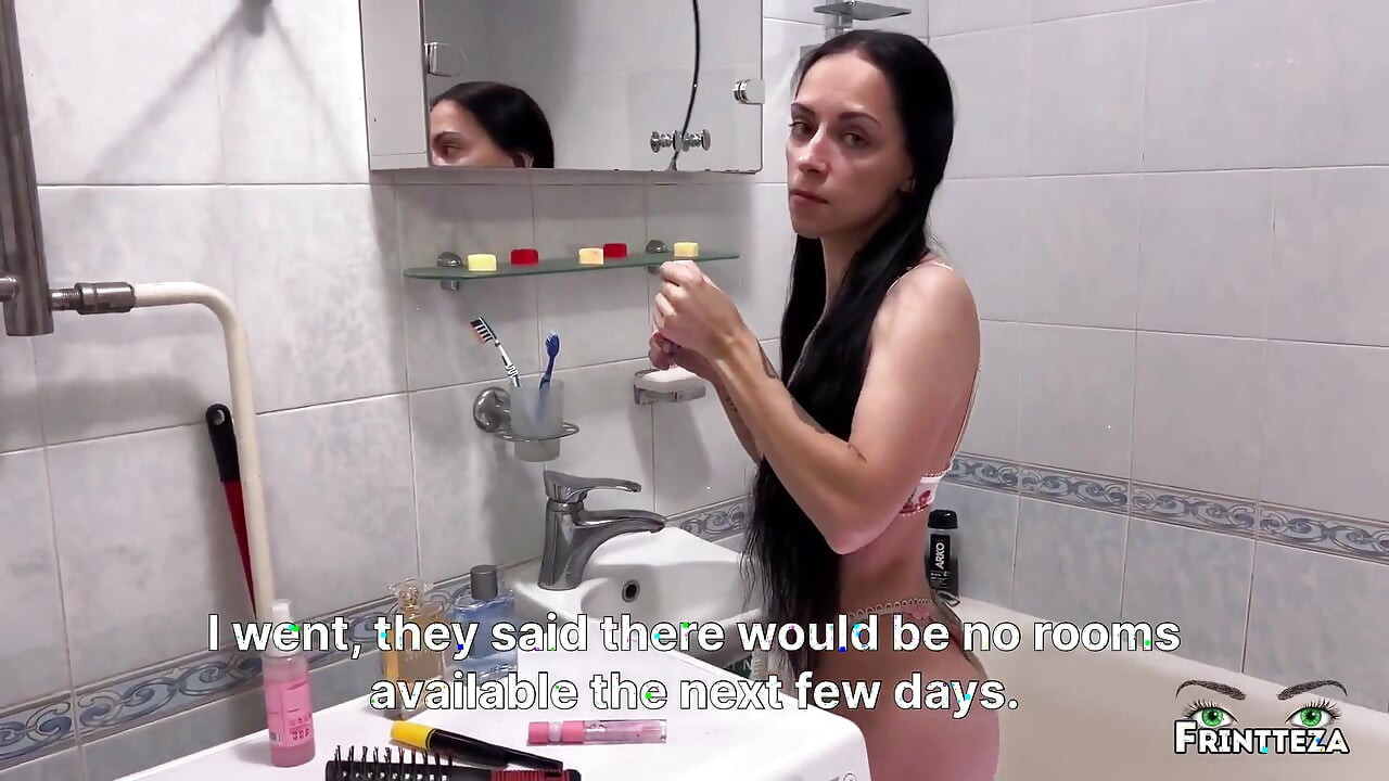 배다른 아들과 호텔 방에서 침대를 공유하는 새엄마. 계모를 위한 서프라이즈 섹스 질싸