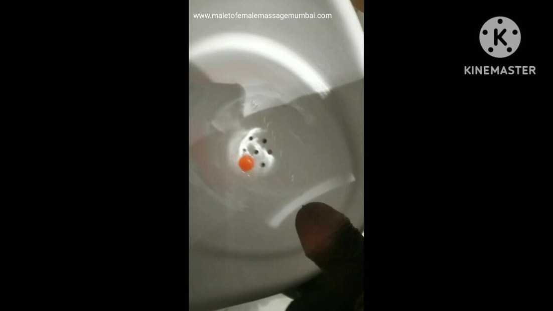 Hot boy ravi  office bathroom me Jake land hilya ke pani nikala