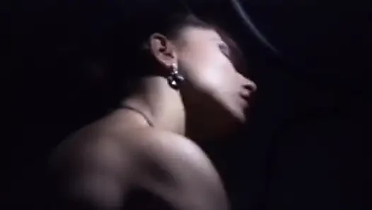 Sexy hure mit großen brust im bett fickt harten schwanz