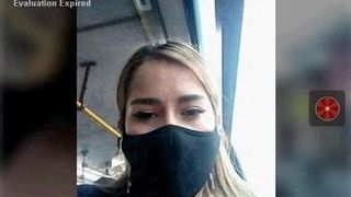 Chica en un autobús muestra sus tetas arriesgadas