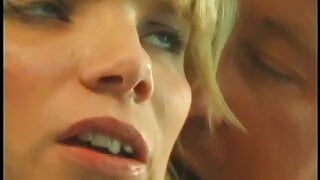 Une adolescente blonde sexy avec une belle étagère se fait baiser brutalement au bord de la piscine