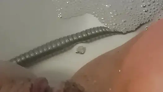 Я даю себе оргазм в ванне.