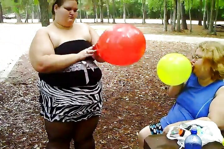 2 bbws pijpen en knallen met een ballon