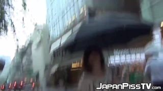 Jonge Japanner trekt haar slipje uit om in een coffeeshop te plassen