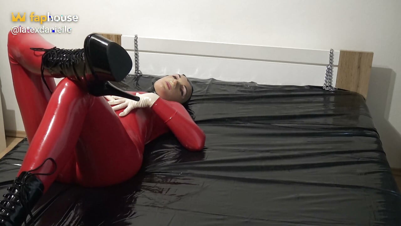 Sesión De Fotos En Catsuit De Látex Rojo Con Máscara De Látex Y Cara Transparente.