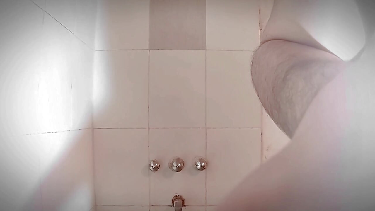 Cewek nomor satu lagi asik masturbasi di kamar mandi