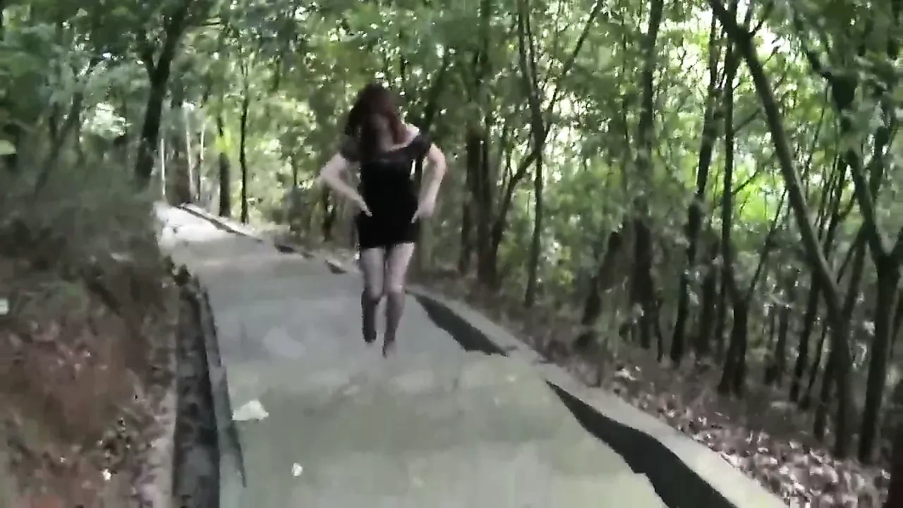 chinese wife in public2