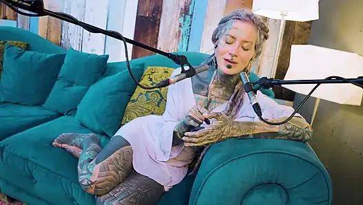 Aku lagi ngomongin tentang b - bordem - asmr podcast sfw lagi ngobrol sama model bertato rambut gimbal asal gotik