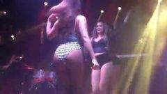 A cantora gostosa Anitta seduz o público com sua bunda grande