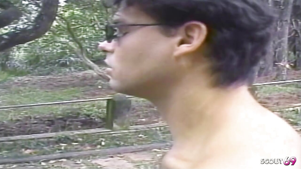 Ladyboy Latin dikongkek dubur pertamanya oleh seorang lelaki di luar rumah