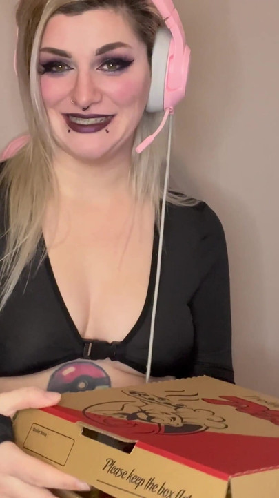 Gamer-mädchen Mukbang mit rülpsen und blähen
