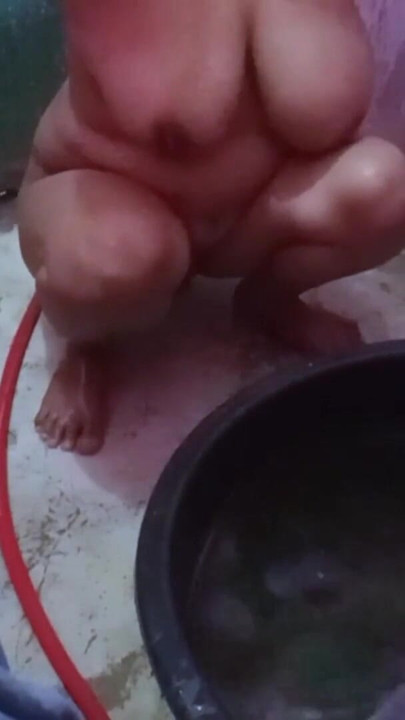 Mi madrastra siempre se graba en la ducha para presumir de su gran bufete | Clip 1