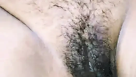Cowok ini masukin tangannya ke dalam memek istrinya dan memeknya meledak.