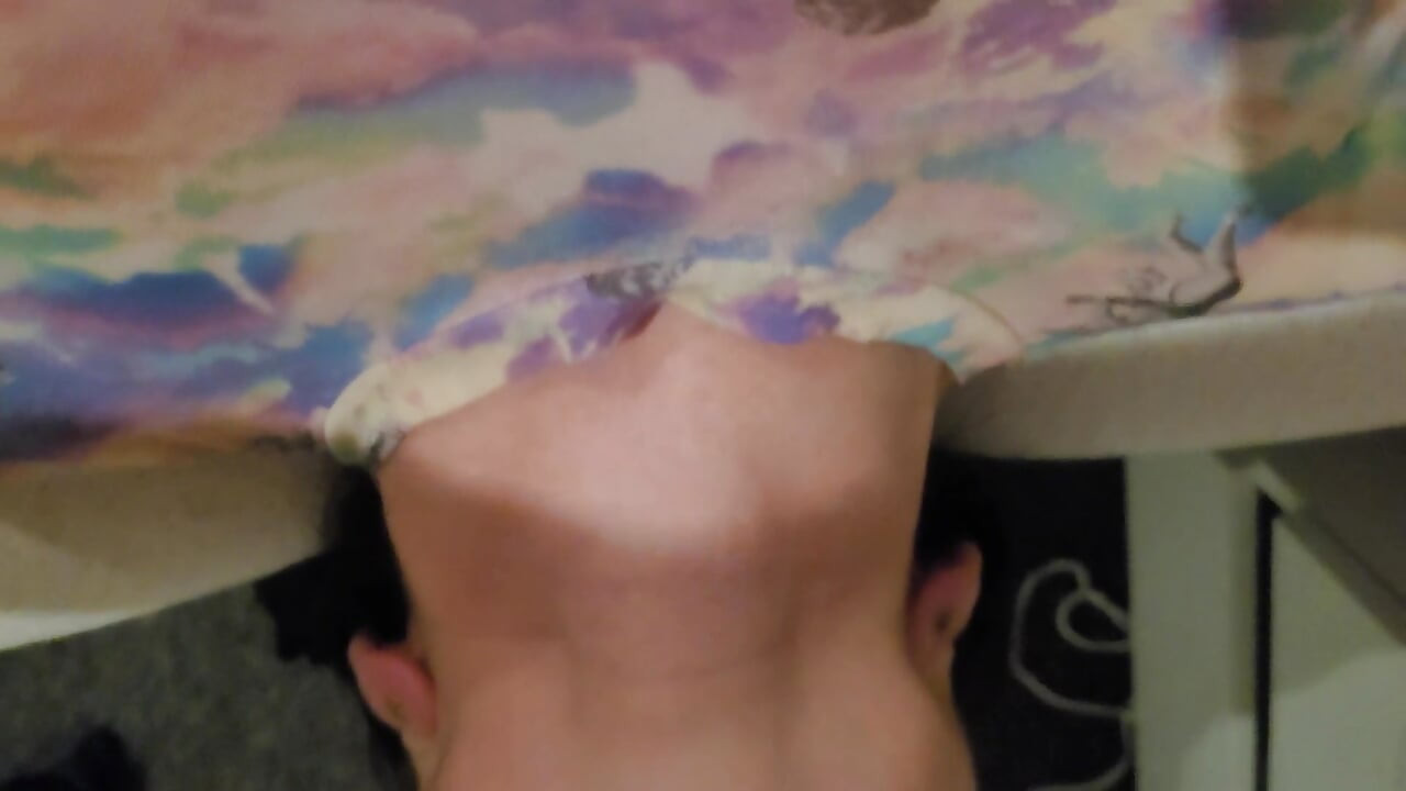 Przyrodnia siostra bawi się swoimi zabawkami i bardzo dużym dildo, które ssie mojego penisa