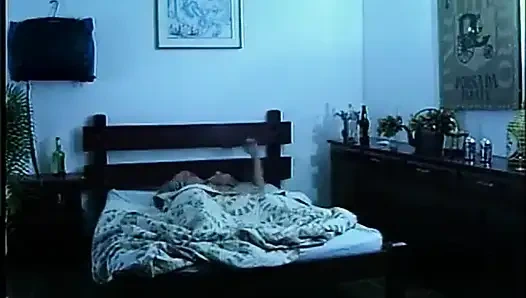 Lezbiyenler yatak odasında amcık yalıyor