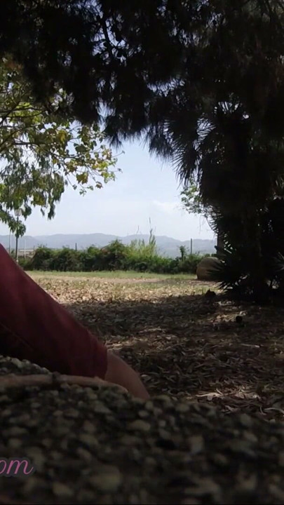 我在公园里的一个女孩面前拔出我的鸡巴 - 第一人称视角 | 短片 1