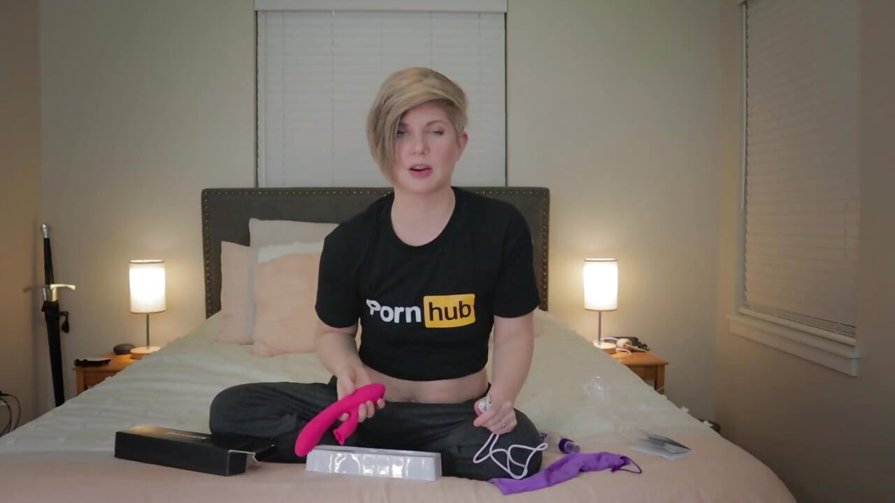 Unboxing and Review of the Unvomi Pulsating Rabbit Vibrator From Paloqueth with Housewife Ginger