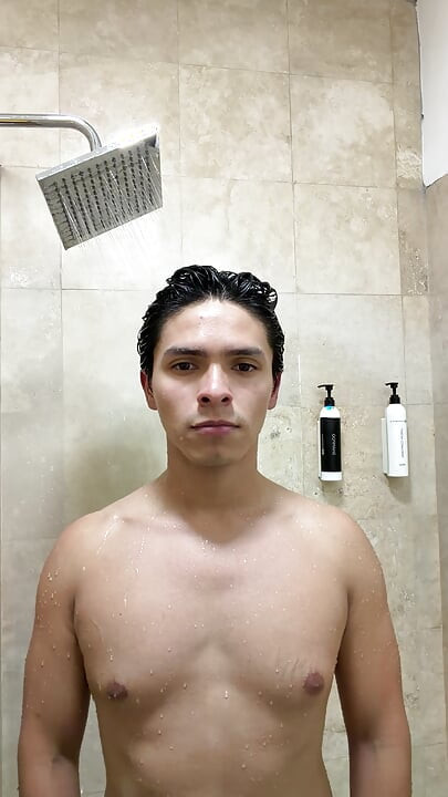 Flexionando meus músculos nos chuveiros