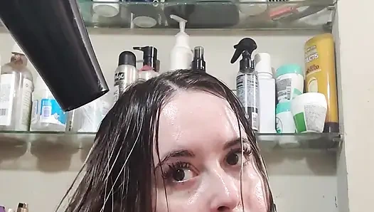 Mengeringkan Rambutku