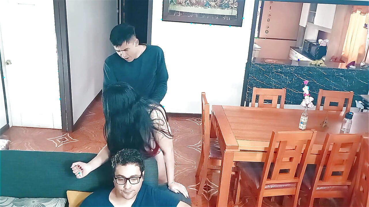 Neverna zgodna žena jebe svog polu sina dok cuckold gleda fudbal na TV-u