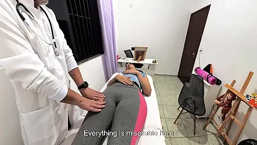Ortopedi doktoru hastanın kıyafetlerini çıkarıyor ve yüzüne boşalıyor.