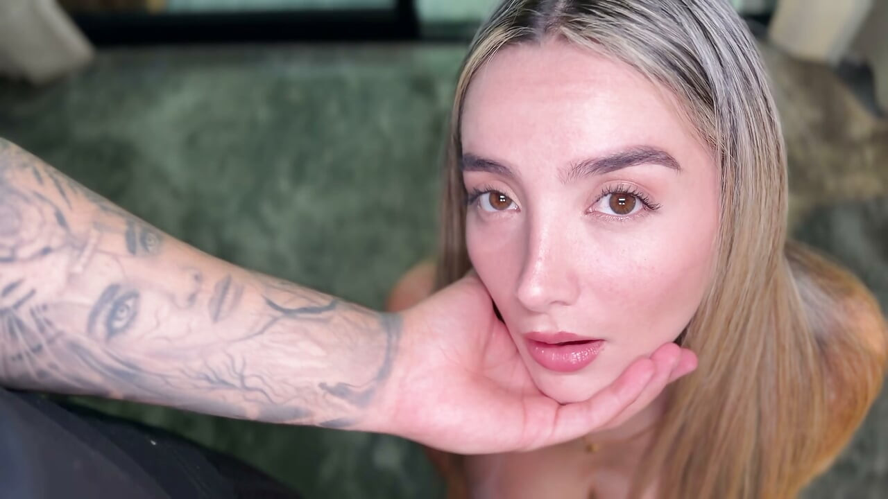Loira latina peituda leva rola do meio-irmão! Abbylove