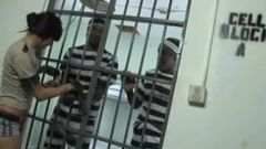 Дівчина трахається у в'язниці 2 великими чорними членами - tlh