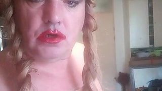 Extremes Nippelpiercing, roter Lippenstift, Sissy blonde Zöpfe s
