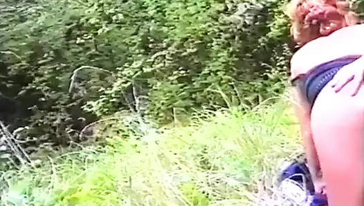 Şöminenin sıcaklığında iyi bir oral seks yapın