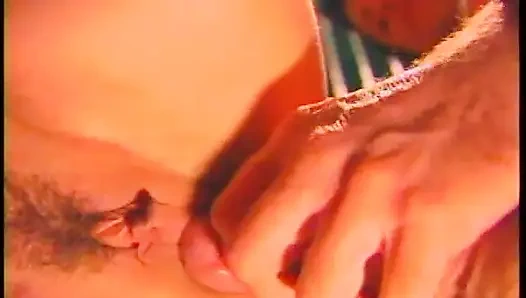 Azgın hatun sıkı deliklerinin iki büyük yarakla çifte sikişmesini seviyor