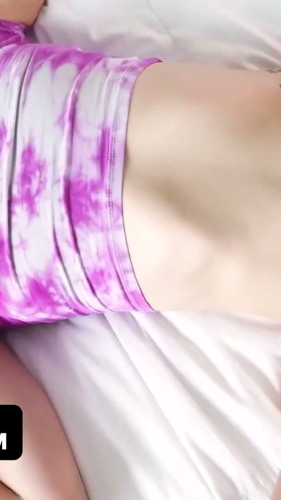 Safado meio-irmão seduz sua meia-irmã de 18 anos e fode sua vulva apertada enquanto está de férias | Clipe 1