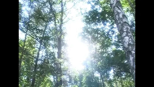 Dua cewek jalang ini dientot gaya doggy habis-habisan pakai kondom di luar ruangan sampai dicrot di mulut dan toketnya