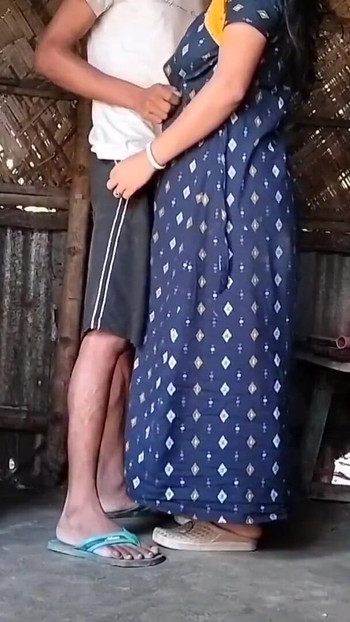 Zapanjujući trenutak iz "Clining Filds With Wife Shared And Fuck Outdoors (službeni video Villagesex91)"